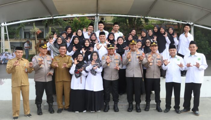 Kapolresta Tangerang Dampingi Wakapolda Banten Upacara