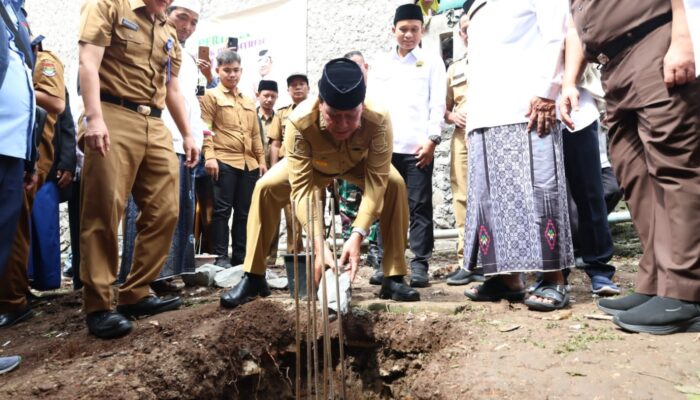 Bupati Tangerang Letakkan Batu Pertama Asrama Pesantren, Dibangun Serentak di 45 Titik