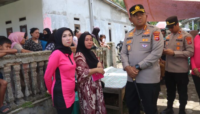 Kapolresta Tangerang dan Ketua Bhayangkari Tinjau Lokasi Longsor di Cisoka, Salurkan Bantuan untuk Warga Terdampak