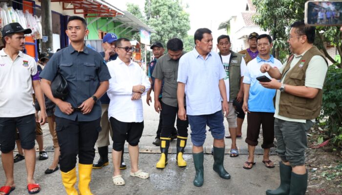 Bupati Tangerang Turun Langsung ke Lokasi Banjir Taman Cikande, Masak dan Makan Bersama Warga