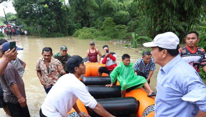 Bupati Tangerang Tinjau Banjir di Nyompok Girang, Jembatan Nyompok Girang Terendam Luapan Sungai Cidurian