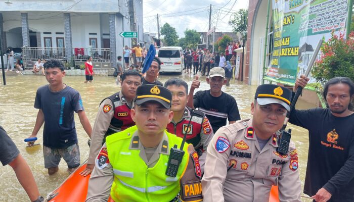 Personel Polresta Tangerang Pantau Debit Air Sungai Cidurian, Banjir di Perum Cikande Jayanti Mulai Surut