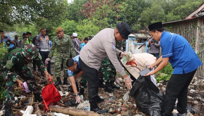Aksi Korve Polresta Tangerang di Pulo Cangkir, Angkut Sampah Plastik demi Selamatkan Wisata Pantai