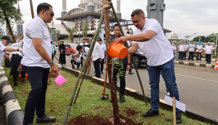 Rudy Susmanto Pimpin Penanaman 1.000 Pohon di Gelora Pakansari, Respons Cepat Pasca Puting Beliung
