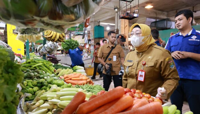 Monitoring Sembako di Pasar Kelapa Dua, Wabup Intan Soroti Lonjakan Harga Daging Sapi