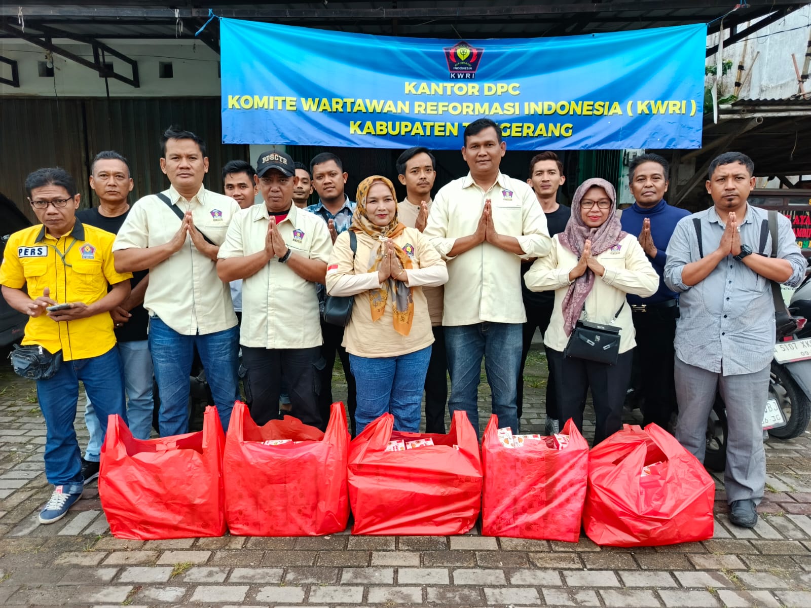 Poto Ist : Pengurus dan jajaran KWRI Kabupaten Tangerang Bagikan Ratusan Takjil Gratis untuk Pengguna Jalan di Solear