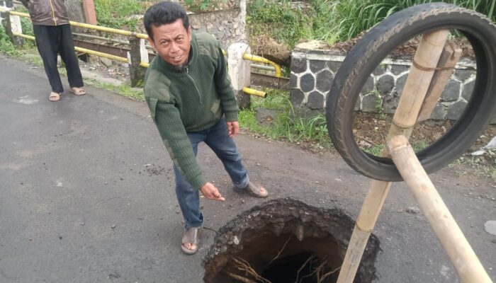 Jalan Cipanas–Mariwati Cianjur Terancam Amblas, Lubang 3 Meter di Jembatan Jeprah Bikin Warga Resah