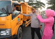 Kapolresta Tangerang dan Bhayangkari Sambangi Pospam, Bagi Parsel hingga Takjil ke Petugas dan Warga