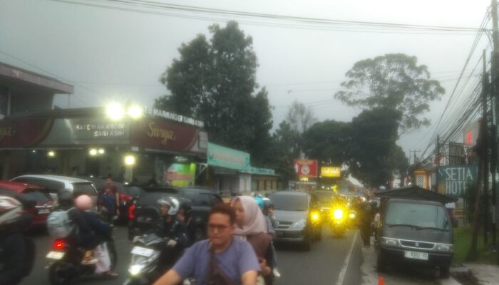 Kemacetan Parah Pasar Cipanas Cianjur Saat Arus Balik Libur Panjang, Polisi Terapkan Rekayasa Lalu Lintas