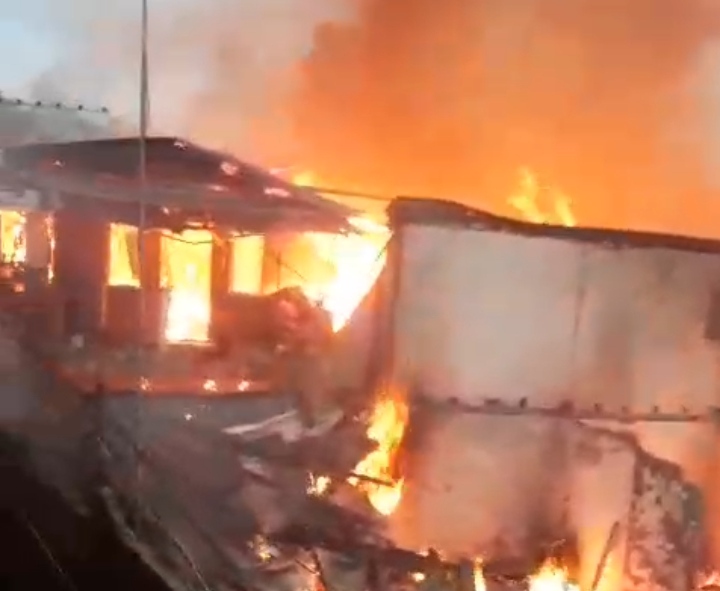 Kebakaran menghanguskan sedikitnya 11 rumah warga di Kampung Pasekon, Desa Cipanas, Kecamatan Cipanas, Kabupaten Cianjur, Sabtu (28/3/2026) sekitar pukul 05.00 WIB.