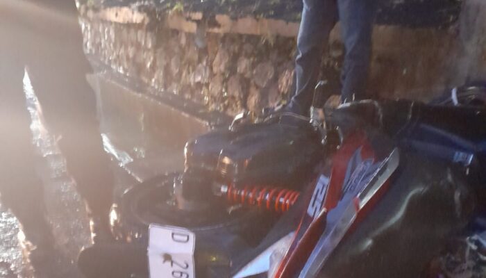 Diduga Terseret Arus di Kali Cipendawa Pacet, Pengendara Motor Hilang Saat Hujan Deras