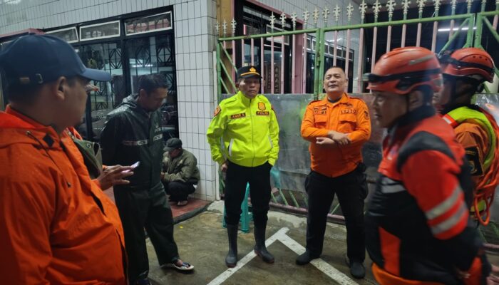 Pengendara Motor Diduga Terseret Arus di Kali Cipendawa Cianjur, Pencarian Dilanjutkan Senin Pagi