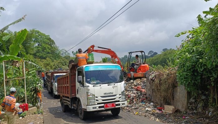 Pemkab Bogor Kerahkan Puluhan Truk Tangani Tumpukan Sampah Liar di Desa Kopo Cisarua