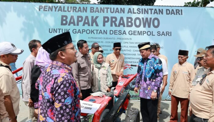 Bupati Tangerang Serahkan 3 Traktor Bantuan Presiden Prabowo untuk Petani Sepatan Timur