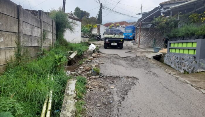 Warga Pacet Geram! Jalan Kabupaten di Sukatani Rusak Parah Bertahun-tahun, Belum Tersentuh Perbaikan