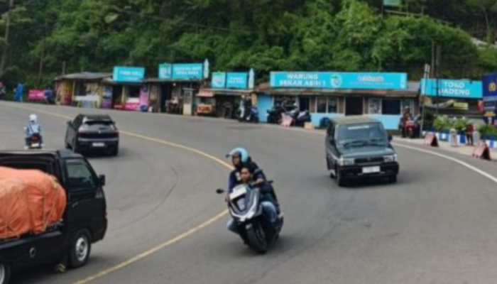 Satlantas Polres Cianjur Berlakukan One Way Situasional di Jalur Puncak, 20 Ribu Kendaraan Padati Kawasan Wisata