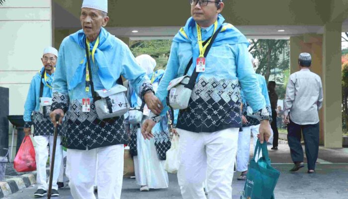 Sekda Bekasi Lepas Kloter Terakhir Jemaah Haji, Titip Pesan ke Petugas: Pulang Harus Utuh
