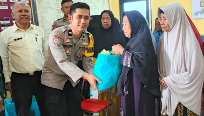 Pemdes Ancol Pasir Salurkan Bantuan Sembako untuk Lansia dan Warga Kurang Mampu