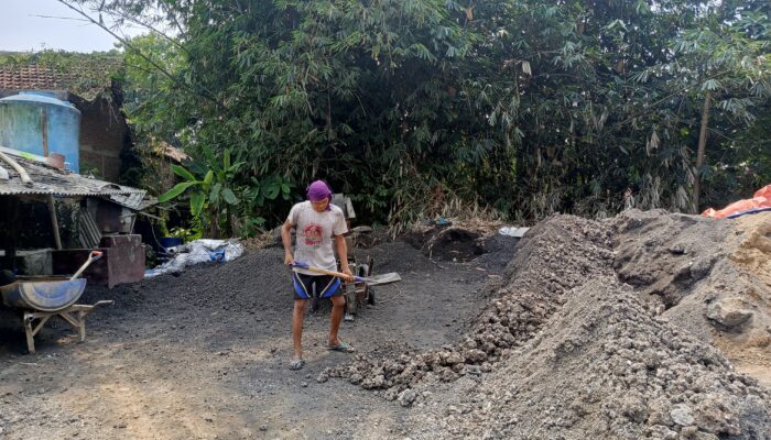Diduga Cemari Lingkungan dan Timbulkan Kebisingan, Warga Cisoka Minta Pabrik Batako Ditertibkan