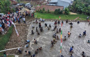 Ngubek Empang Meriahkan HJB ke-544, Ratusan Warga Malasari Antusias Tangkap Ikan