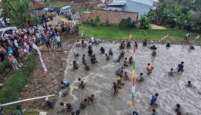Ngubek Empang Meriahkan HJB ke-544, Ratusan Warga Malasari Antusias Tangkap Ikan