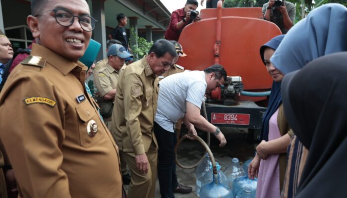 Bupati Tangerang dan Gubernur Banten Salurkan Bantuan Air Bersih untuk Warga Terdampak Kekeringan di Tigaraksa