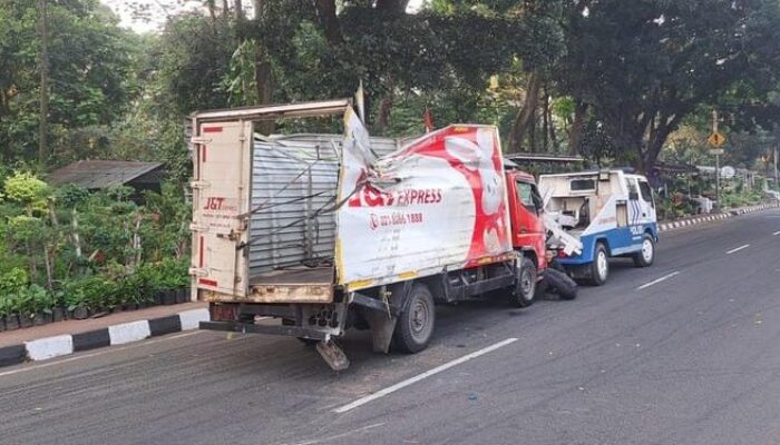 Truk Ekspedisi Terguling di Cibinong, Satlantas Polres Bogor Gerak Cepat Evakuasi, Arus Lalu Lintas Kembali Normal