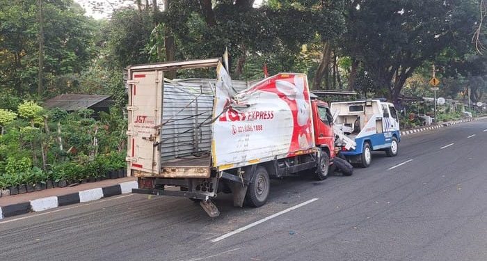 truk paket terguling di jalan 1784261708741 700x375 1