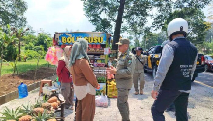 Satpol PP Jabar Tertibkan Pedagang di Jalur Subang-Bandung, Lima Bangunan Liar Disegel