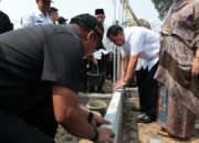 Bupati Tangerang Letakkan Batu Pertama Bedah 4 Rumah Tak Layak Huni di Sindang Panon