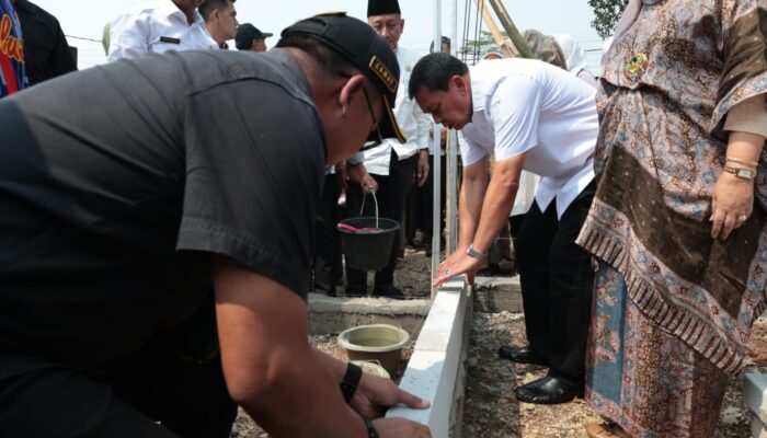 Bupati Tangerang Letakkan Batu Pertama Bedah 4 Rumah Tak Layak Huni di Sindang Panon
