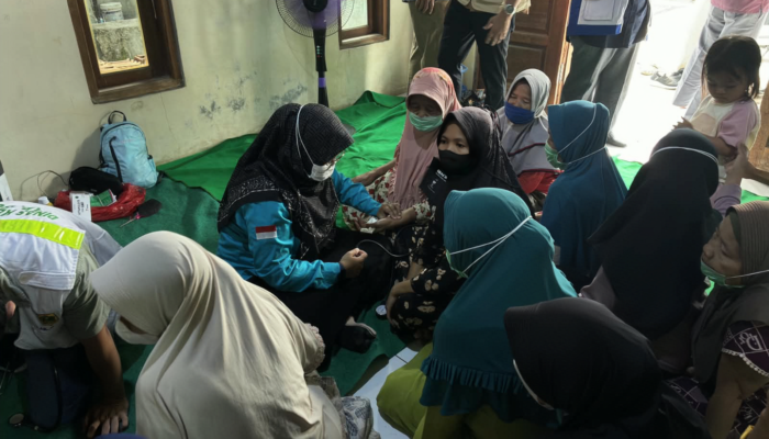Dinkes Bogor Terjunkan Tim Kesehatan ke Posko Cimangir, ISPA dan Iritasi Mata Dominasi Keluhan