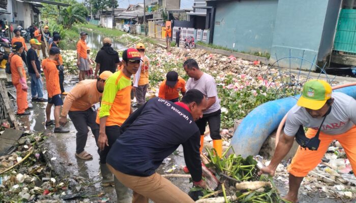 Di Balik Lingkungan Bersih Kabupaten Bekasi, Ada Mereka yang Bekerja Saat Warga Masih Terlelap