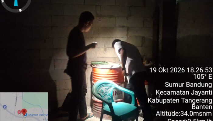 Unit Reskrim Polsek Cisoka  Cek TKP Dugaan Penimbunan Solar Subsidi di Jayanti, Drum Berisi Oli